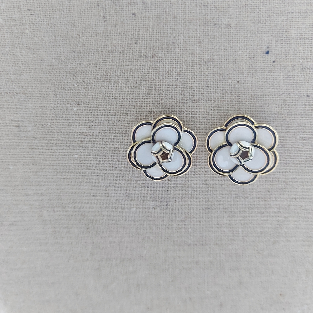Earrings - Picture 3 of 5